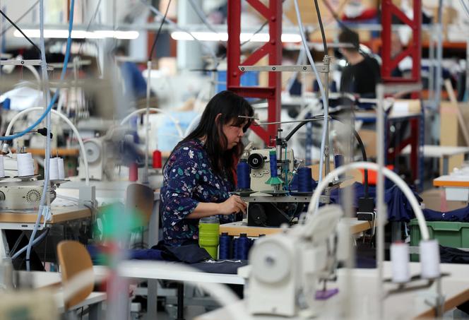 Une employée dans l’usine de confection du Coq sportif, à Romilly-sur-Seine (Aube), le 16 juin 2023.