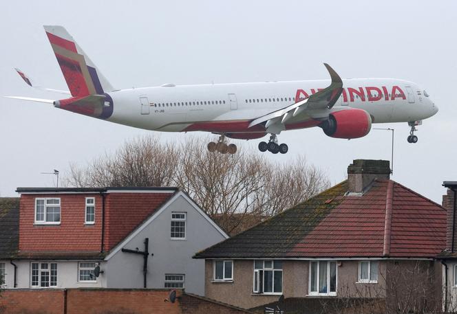 Un avion d’Air India survole des maisons près de l’aéroport d’Heathrow (Royaume-Uni), le 28 janvier 2025.