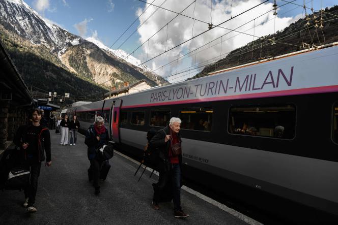 Des passagers sur un quai de la gare de Modane, dans les Alpes, le 31 mars 2025.