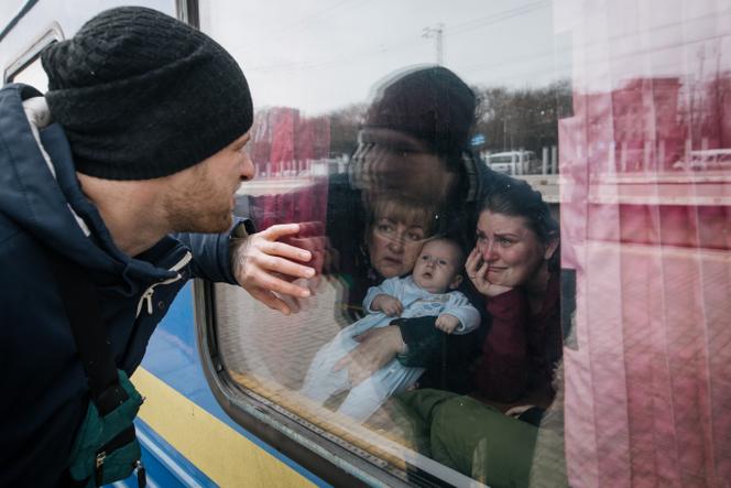 Artem (au centre), avec sa mère Kateryna (à droite) et sa grand-mère Iryna, disent au revoir à Oleksandr, le mari de Kateryna. Des trains d’évacuation ont été mis en place pour permettre aux civils de fuir l’invasion russe, à la gare d’Odessa (Ukraine), le 3&nbsp;mars&nbsp;2022. 