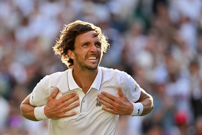 The Frenchman Arthur Rinderknech celebrates his victory over the German Alexander Zverev in the first round of Wimbledon. Furthermore, on July 1, 2025. performance arthur rinderknech, french tennis