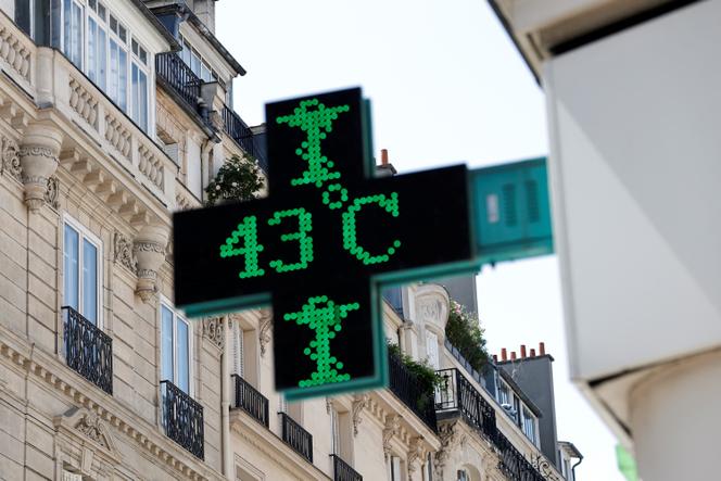 Un thermomètre de pharmacie affiche une température de 43 °C alors qu’une vague de chaleur estivale frappe Paris, en France, le 1ᵉʳ juillet 2025. 
