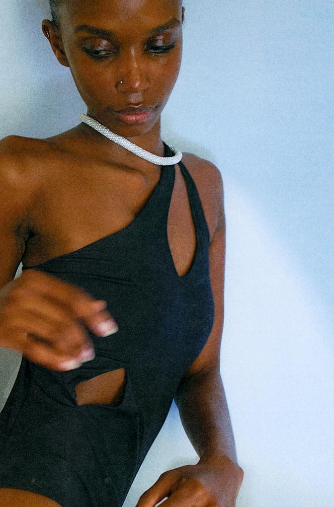 Maillot de bain asymétrique à découpes, en polyamide et élasthanne, Louis Vuitton, 750 €. Collier personnel