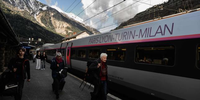 Des passagers sur un quai de la gare de Modane, dans les Alpes, le 31 mars 2025.