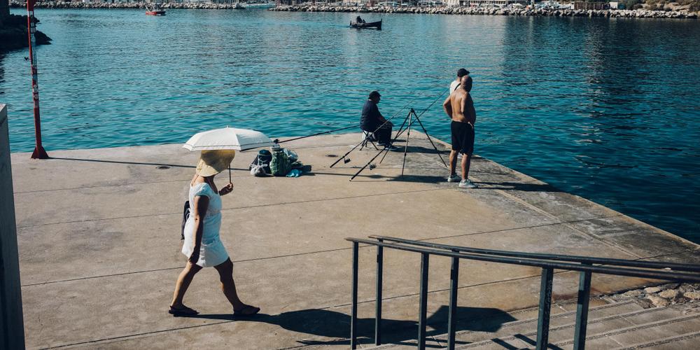 A Marseille, dans la matinée du 1ᵉʳ juillet 2025. Le thermomètre affiche déjà 31 degrés à 9 h 20, et les rues semblent désertes. - THÉO GIACOMETTI / HANS LUCAS POUR « LE MONDE »