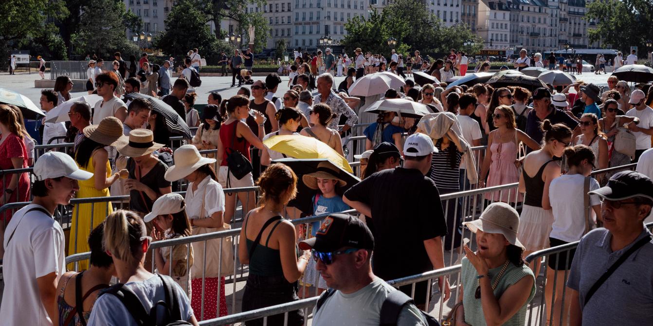 On n'a pas le choix, on sort, on est là que pour quelques jours » : à Paris,  des touristes sous la canicule, mais pas découragés