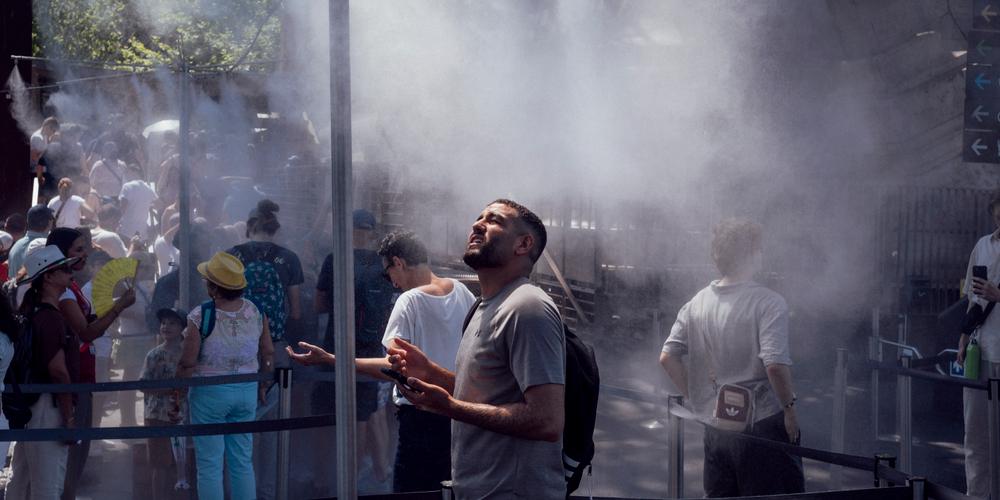 Brumisateurs installés au pied de la tour Eiffel, au premier jour de la canicule qui touche Paris, le 30 juin 2025. - LUCIEN LUNG / RIVA PRESS POUR « LE MONDE »