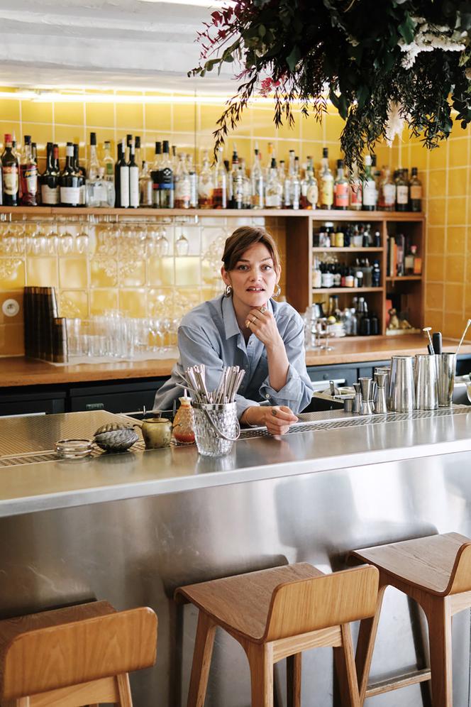Margot Lecarpentier, en avril, dans son bar, qu’elle a ouvert en 2017 dans le 19e arrondissement de Paris.