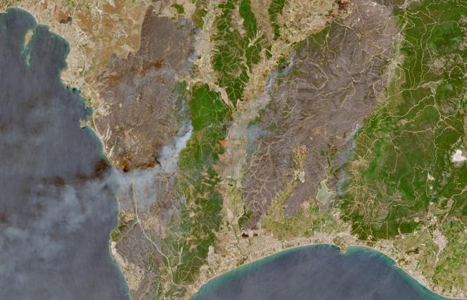Une image satellitaire montre de la fumée s’élevant en raison d’incendies dans la province d’Izmir, en Turquie, le 30 juin 2025. 