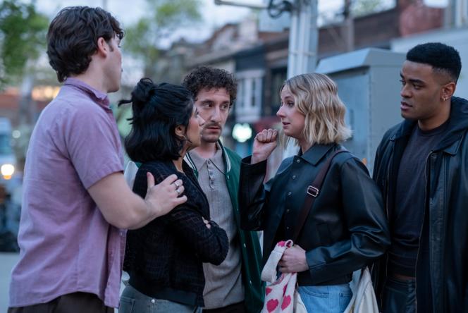Jack Innanen (Paul Baker), Amita Rao (Issa), Malik Elassal (Samir), Lucy Freyer (Billie) et Owen Thiele (Anton) dans la série « Adults », créée par Ben Kronengold et Rebecca Shaw.