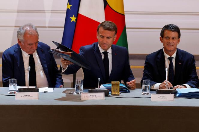 François Bayrou, Emmanuel Macron et Manuel Valls, lors du « sommet » sur l’avenir de la Nouvelle-Calédonie, à l’Elysée, le 2 juillet 2025.