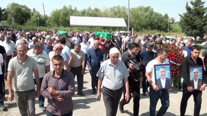 Les cercueils des frères azerbaïdjanais Huseyn et Ziyaddin Safarov, décédés lors d’une garde à vue menée par la police russe, dans un cimetière de Hacibedelli, en Azerbaïdjan, le 1er juillet 2025.