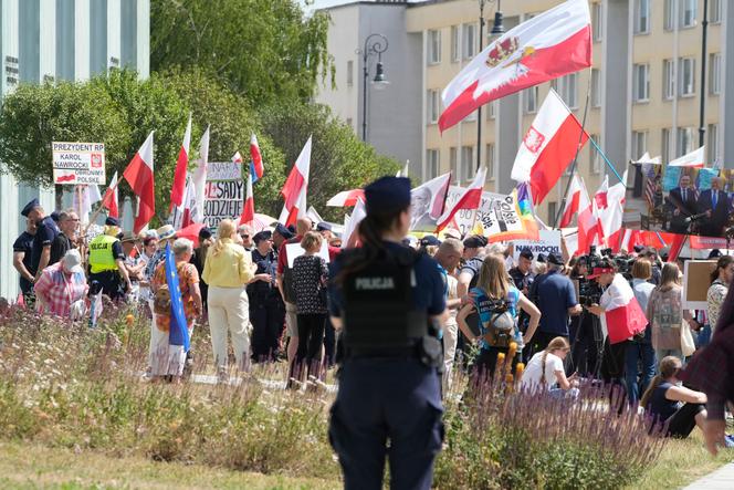 Les partisans du président élu Karol Nawrocki devant le bâtiment de la Cour suprême à Varsovie, en Pologne, le mardi 1er juillet 2025. 