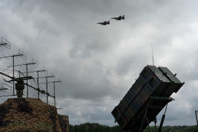 Des chasseurs F-16 de l’armée de l’air ukrainienne survolent un système de défense aérienne et antimissile Patriot en Ukraine, le 4 août 2024. 