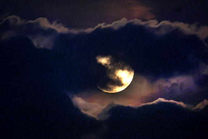 La Lune se lève dans le ciel de Chicago (Illinois), aux Etats-Unis,  le 1ᵉʳ août 2023.