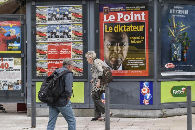 Une « une » de l’hebdomadaire « Le Point » affichée sur un kiosque à journaux, à Valence (Drôme), le 30 mai 2018. 