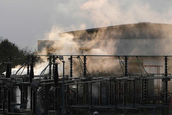 De la fumée s’élève du poste électrique de North Hyden, à l’origine de l’incendie qui a causé la fermeture de l’aéroport d’Heathrow, près de Londres, le 21 mars 2025. 
