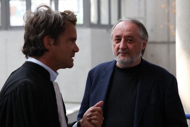 Serge Hascoët (à droite), ancien numéro deux d’Ubisoft, avec son avocat, au tribunal de Bobigny (Seine-Saint-Denis), le 2 juin 2025. 