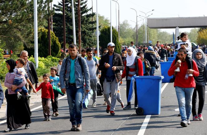 Des migrants, majoritairement syriens, franchissent la frontière autrichienne, en provenance de la Hongrie, à Hegyeshalom, le 23 septembre 2015. 