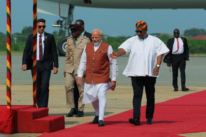 Le premier ministre indien, Narendra Modi, et le président ghanéen, John Dramani Mahama, à Accra, au Ghana, le 2 juillet 2025.