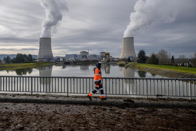 Un ouvrier traverse une route d’accès à la centrale nucléaire de Golfech (Tarn-et-Garonne), le 22 janvier 2024.