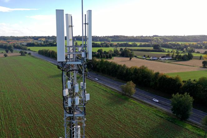 Un relais d’antenne de téléphonie mobile dans la campagne de Saint-Brieuc-des-Iffs (Ille-et-Vilaine), le 20 octobre 2022.