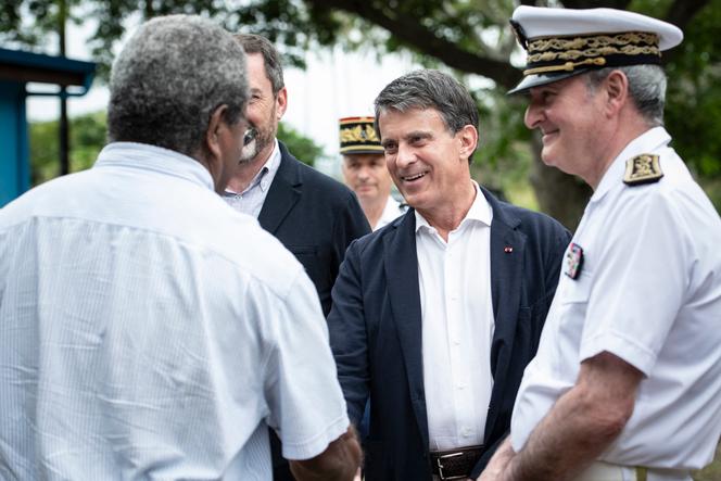 Pendant l’accueil traditionnel de Manuel Valls, ministre des outre-mer, par la tribu de Gouaro, sur le domaine de Deva à Bourail, en Nouvelle-Calédonie, le 5 mai 2025.