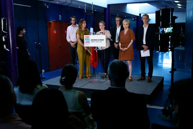 De gauche à droite, Benjamin Lucas-Lundy, député (groupe Ecologiste et social) des Yvelines, Marine Tondelier, secrétaire nationale des Ecologistes, Lucie Castets, l’ex-candidate du NFP au poste de premier ministre, Olivier Faure, premier secrétaire du PS, Clémentine Autain, députée de Seine-Saint-Denis (ex-LFI, L’Après) et le député de la Somme François Ruffin, président de « Debout ! », lors d’une conférence de presse, à Bagneux (Hauts-de-Seine), le 2 juillet 2025.