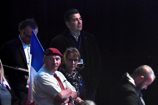 Frédéric Chatillon (au centre, debout), lors d’un meeting du Front National (devenu RN) le 17 avril 2017 à Paris. L’ancien patron du Groupe Union Défense (GUD) et ami de Marine Le Pen, était l’un des personnages centraux de l’affaire des kits de campagne, qui a valu au Front national une condamnation en 2020.