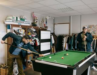 Deux membres d’équipage de bateaux de croisière, l’un Indien, l’autre Samoan, au local de l’association Seamen’s Club, sur le port de Marseille, le 5 mai 2025.