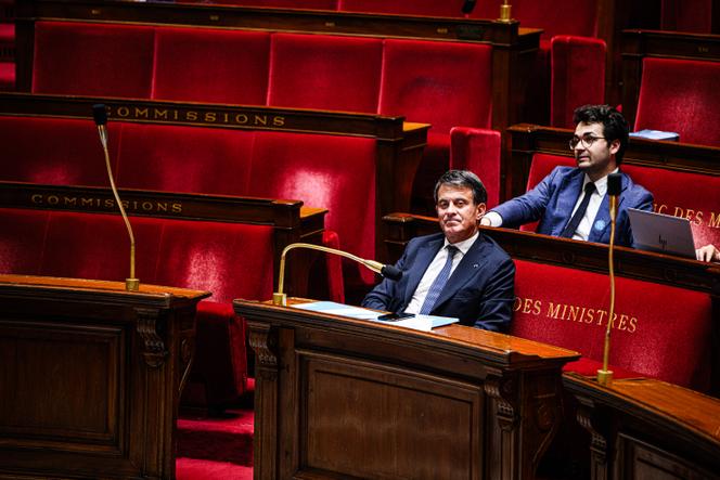 Le ministre des outre-mer, Manuel Valls, lors du vote solennel du projet de loi de programmation pour la refondation de Mayotte, à l’Assemblée nationale, le 1ᵉʳ juillet 2025.