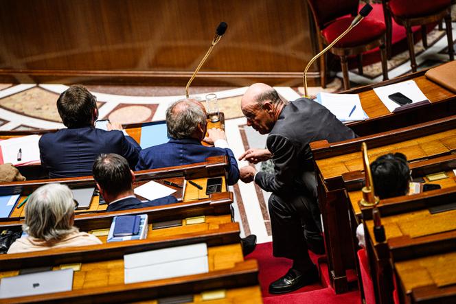 Le premier ministre, François Bayrou, et le ministre de l’économie, des finances et de la souveraineté industrielle et numérique, Eric Lombard, à l’Assemblée nationale, le 1er juillet 2025.