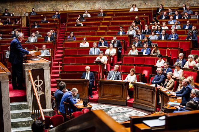 Le premier ministre, François Bayrou, à la tribune de l’Assemblée nationale, à Paris, lors de la discussion sur une motion de censure déposée par les députés socialistes, le 1ᵉʳ juillet 2025.