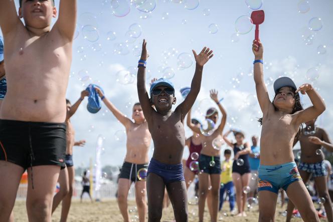 Des enfants jouent sur la plage de Deauville (Calvados) dans le cadre de vacances organisées par le Secours populaire, le 21 août 2024.