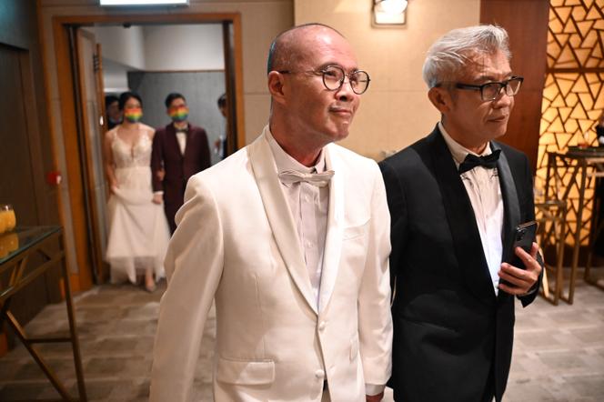 Um dos dez casais de Hong Kong se casou durante uma cerimônia de casamento em massa comemorada on -line por um pastor do Estado de Utah (Estados Unidos). Casamentos homossexuais ou sindicatos civis não são reconhecidos em Hong Kong. Em Hong Kong, 25 de junho de 2024.