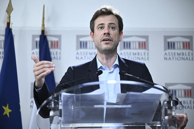 Le corapporteur de la commission Paul Vannier lors d’une conférence de presse pour présenter le rapport de la commission parlementaire sur les violences en milieu scolaire à l’Assemblée nationale, le 2 juillet 2025.