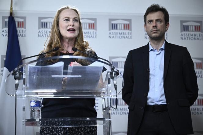 Violette Spillebout e Paul Vannier apresentam o relatório da comissão parlamentar sobre violência nas escolas. Na Assembleia Nacional, em Paris, 2 de julho de 2025.