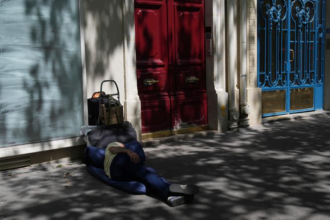 Un sans-abri dort dans la rue, à Paris, le 1ᵉʳ juillet 2025. 