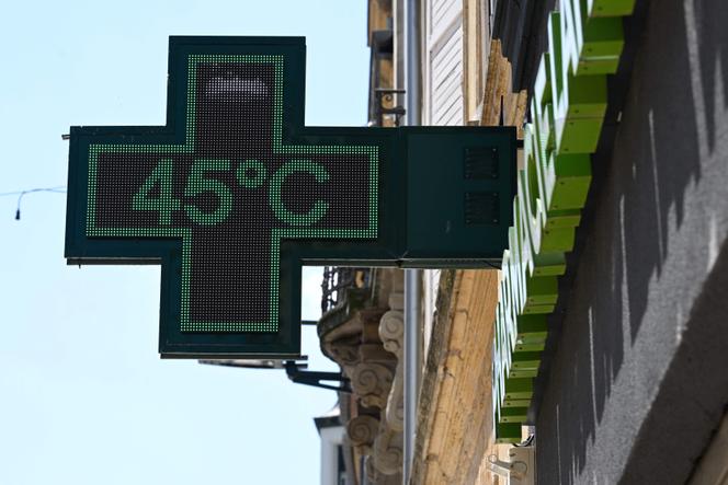 Ardèche, Aude, Bouches-Du-Rhône, Drôme, Gard, Hérault, Pyrénées-Orientais, Vaucluse e os dois departamentos corsicanos ainda estão em onda de calor laranja.