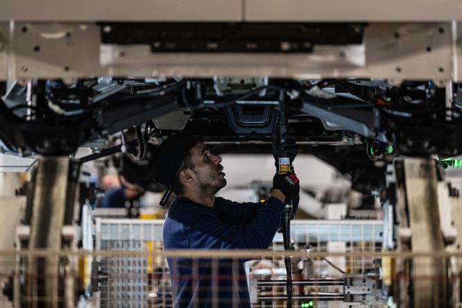 Un ouvrier sur la chaîne d’assemblage de l’usine Stellantis d’Hordain (Nord), le 27 octobre 2022.