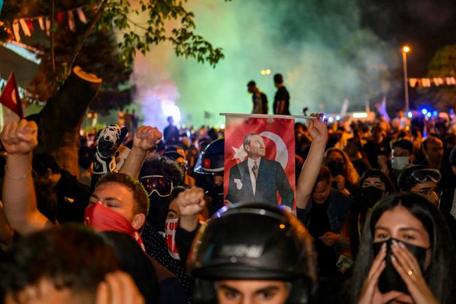 Des manifestants font face à la police turque lors d’un rassemblement contre le 100ᵉ jour de détention du maire d’Istanbul, Ekrem Imamoglu, à Istanbul, le 1ᵉʳ juillet 2025. 