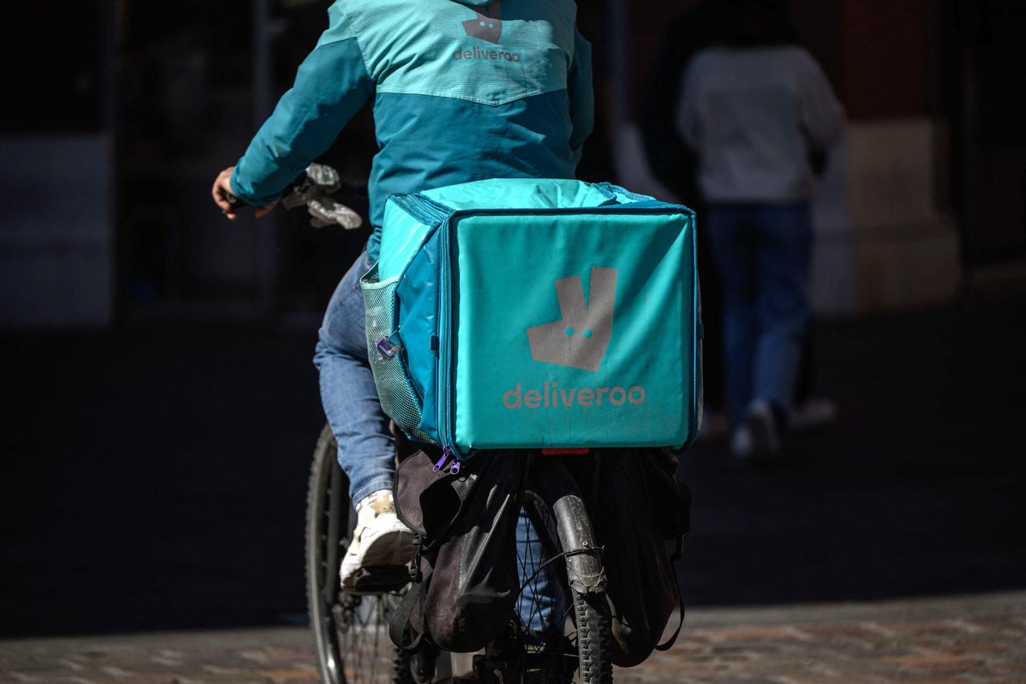 Uber Eats et Deliveroo accusées de « traite d’êtres humains » : des multinationales déconnectées des difficultés des livreurs