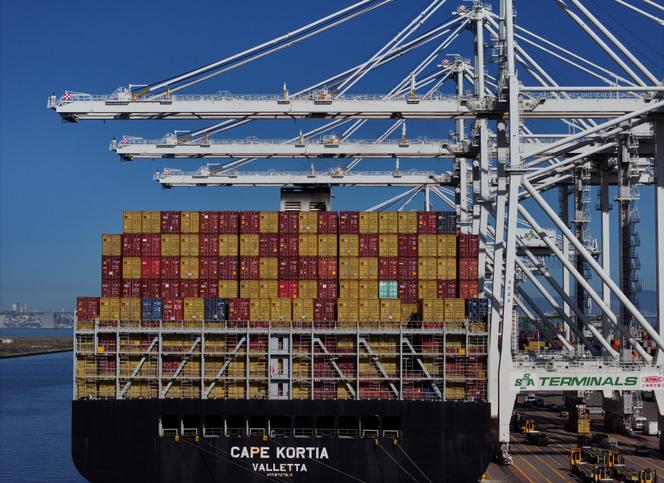 Conteneur amarré au port d’Oakland (Californie), le 20 mai 2025. Il a enregistré une baisse de 14,7 % de son volume de fret global en avril après l’entrée en vigueur des droits de douane imposés par l’administration Trump.