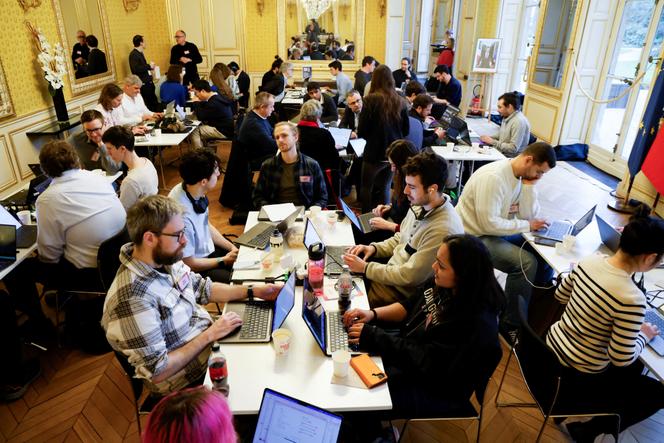 Lors d’un « hackathon » organisé au ministère de la fonction publique en marge de la présentation de la stratégie gouvernementale pour l’IA dans le secteur public, à Paris, le 6 février 2025.