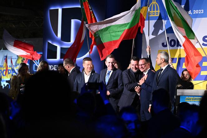 De gauche à droite, les leaders d’extrême droite tchèque, Tomio Okamura, autrichien, Harald Vilimsky, italien, Matteo Salvini, allemand, Tino Chrupalla, et bulgare, Kostadin Kostadinov, à l’issue d’une convention des dirigeants du groupe européen Identité et démocratie, à Florence, le 3 décembre 2023.