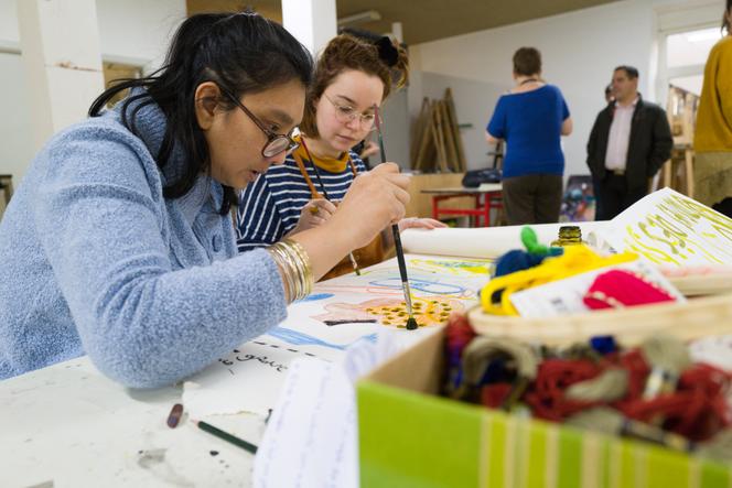 Une étudiante en situation de handicap mental travaille avec une étudiante en art, à la Haute école des arts du Rhin, à Mulhouse, en décembre 2019.
