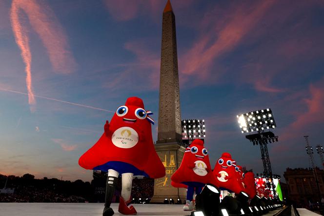 Os Phryges, durante a cerimônia de abertura dos Jogos Paraolímpicos em 28 de agosto de 2024, Place de La Concorde.