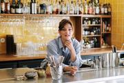 Margot Lecarpentier, en avril, dans son bar, qu’elle a ouvert en 2017 dans le 19e arrondissement de Paris.