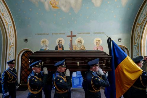Les funérailles du pilote ukrainien Maksym Ustymenko, mort aux commandes de son F-16 le 29 juin lors d’une attaque sur des positions russes, à Kiev, le 3 juillet 2025.