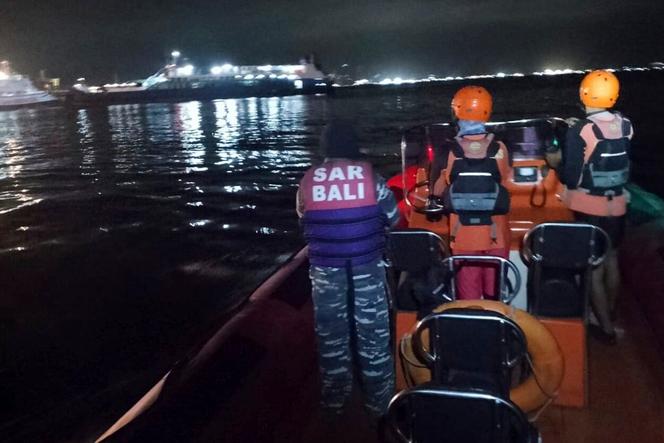 Des sauveteurs recherchent des victimes après le naufrage d’un ferry en route pour l’île touristique de Bali au large de Ketapang, Java oriental, en Indonésie, le 3 juillet 2025.